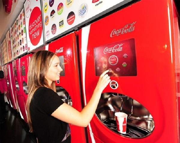 Dãy máy đồ uống Coca-Cola tự động ở Mỹ cho thấy sản lượng tiêu thụ rất lớn