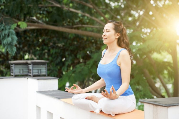 Yoga là một lối luyện tập và kiến thức đã có từ lâu đời với một hệ thống gồm nhiều kỹ thuật làm sao cho thân thể và trí não khỏe mạnh.