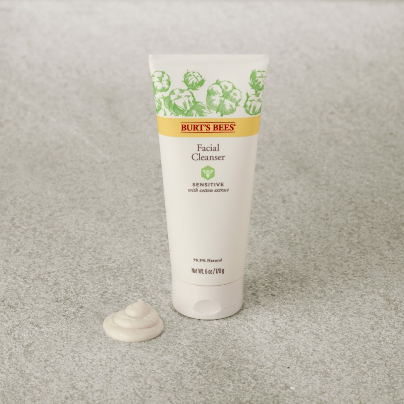 Sữa rửa mặt Burt’s Bee Sensitive Facial Cleanser