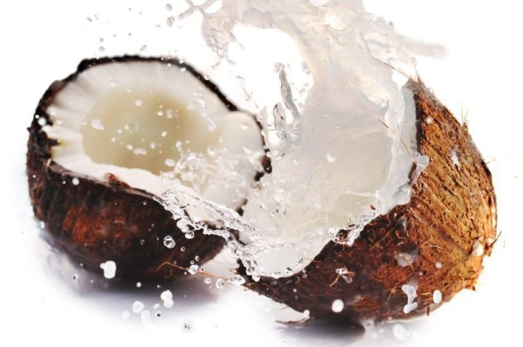 Rửa mặt bằng nước dừa thường xuyên cũng có thể loại bỏ mụn trứng cá, đốm đen, nếp nhăn và nhược điểm trên da.