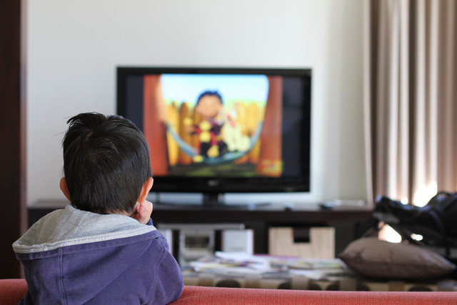 Trẻ em xem TV quá nhiều trong một ngày cũng làm tăng nguy cơ béo phì khi bước vào tuổi trưởng thành và trung niên. ﻿