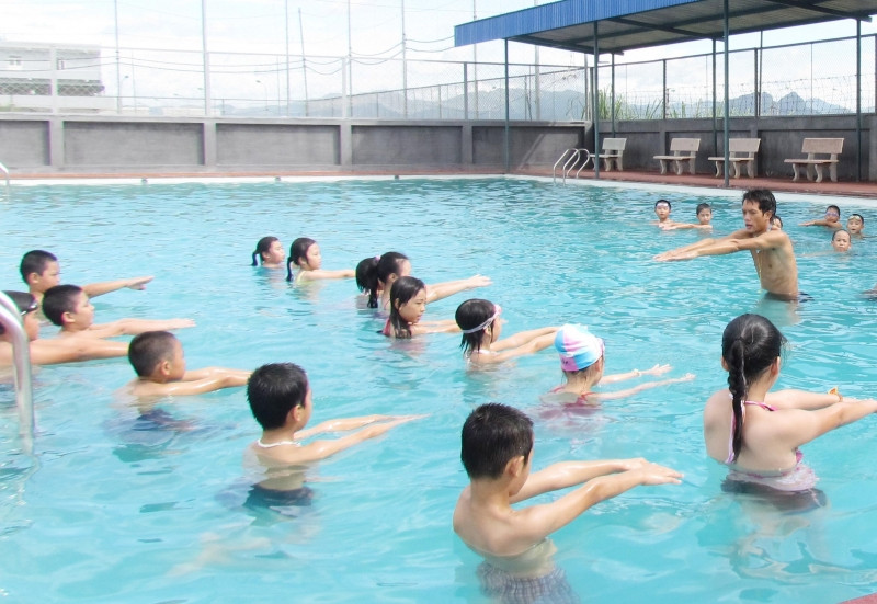 Dạy trẻ bơi để hạn chế đuối nuớc