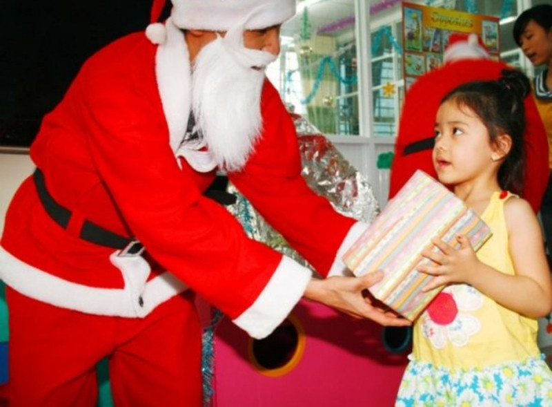 Ông già Noel tặng quà cho các em nhỏ