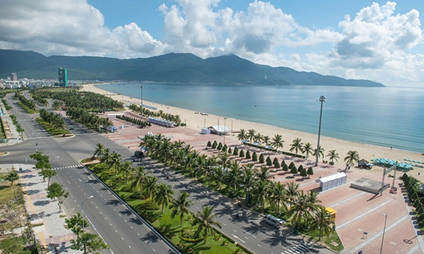 Bãi biển Nha Trang lung linh trong nắng
