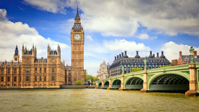 Tháp đồng hồ Big Ben nổi tiếng ở Luân Đôn