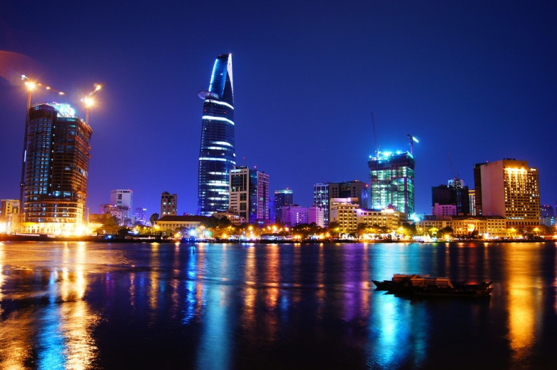 Sông Sài Gòn, Đối diện là tháp Bitexco - nguồn: internet