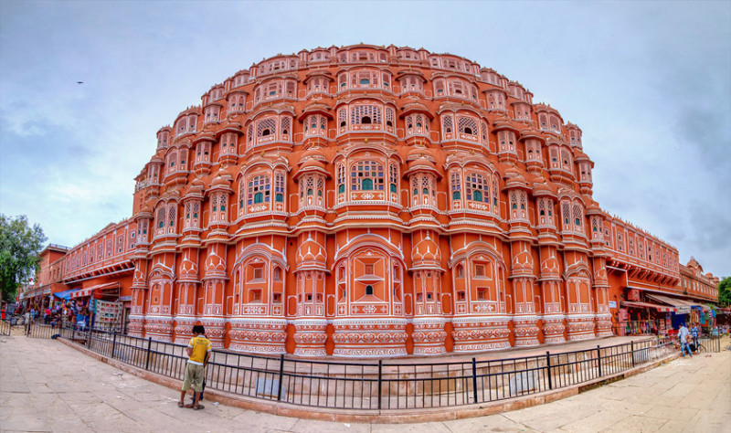Biểu tượng của Jaipur là cung điện Hawa Mahal ngay trung tâm thành phố