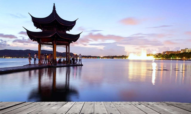 Hàng Châu nổi tiếng với những di tích lịch sử và thiên nhiên tươi đẹp