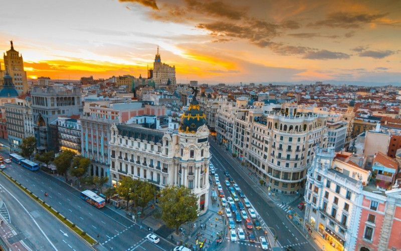 Madrid là thủ đô và là thành phố lớn nhất của Tây Ban Nha