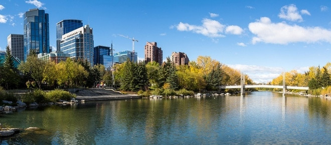 Thành phố Calgary, Canada tại một khúc sông