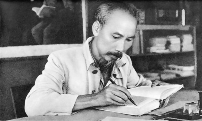 Hồ Chí Minh - vị lãnh tụ kính yêu của dân tộc, người thầy nhiệt tâm của học trò