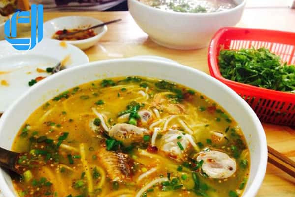 Món bún chả hấp dẫn của ẩm thực phố cổ Hà Nội.