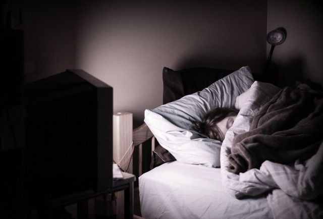 Bật ti vi khi ngủ ảnh hưởng đến khả năng sinh nở của phụ nữ.﻿