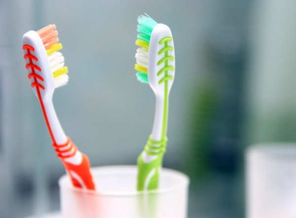 Lười thay bàn chải đánh răng khiến vi khuẩn tích tụ