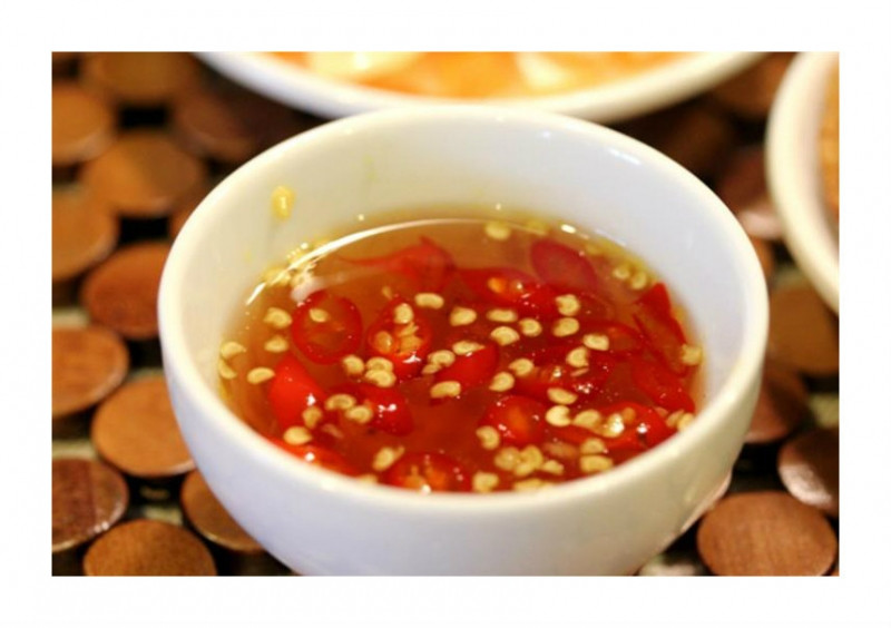 Người Việt thường dùng quá nhiều nước chấm cho bữa ăn của mình