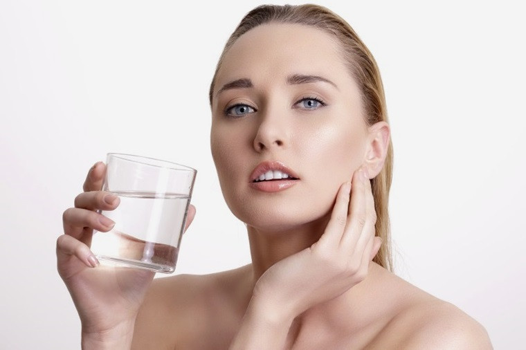 Uống nước để da được mịn màng hơn.