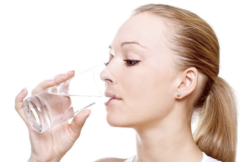 Uống nước thường xuyên giúp bảo vệ làn da của bạn