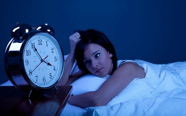 Thức khuya dễ gây nổi mụn