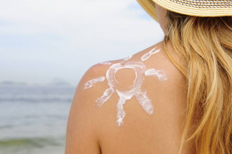 Hãy đảm bảo rằng bạn đã bôi kem chống nắng cho làn da của mình để bảo vệ da trước ánh nắng mặt trời