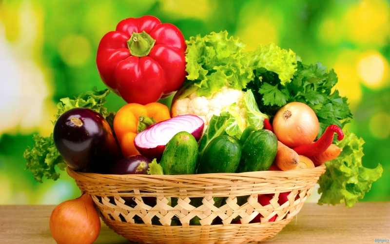 Hãy ăn các sản phẩm từ thiên nhiên, uống nước ép rau củ, hoa quả tự làm thay vì các chai nước hoa quả bán sẵn.