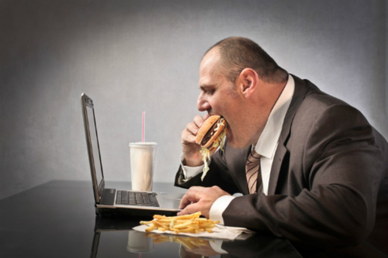 Ăn trưa ở bàn làm việc hoàn toàn không phải là một thói quen tốt