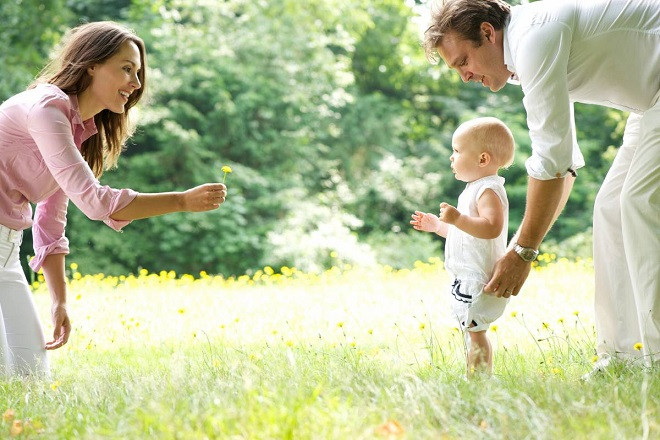 Trẻ dưới 3 tuổi có thể chọn hình thức đi bộ để rèn sức khỏe. (Nguồn internet)