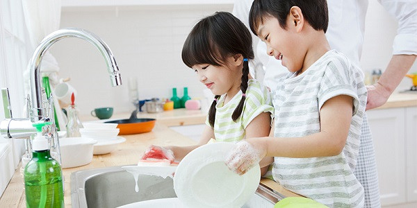 Làm việc nhà giúp tăng khả năng tự lập cho trẻ. (Nguồn internet)