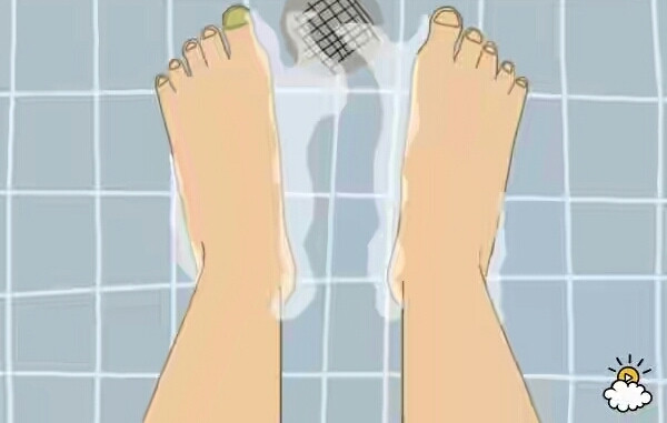 Bạn nên xối nước vào hai chân, hai tay rồi mới đến toàn bộ cơ thể.