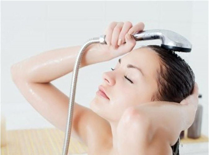 Bạn nên hạn chế thời gian sử dụng nước nóng, đặc biệt là chỉ nên sử dụng nước ấm vừa phải khi gội đầu và xả tóc.﻿