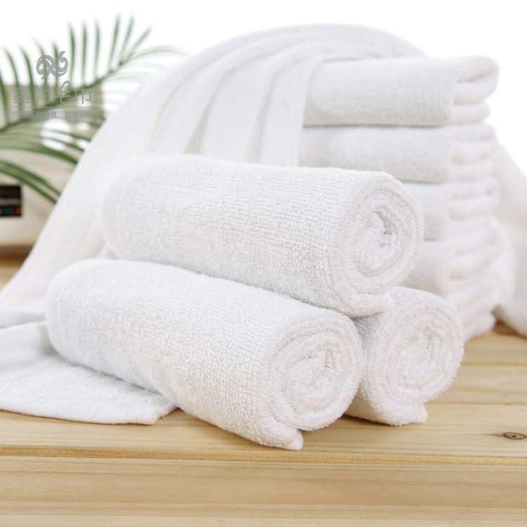 Nhiều người thường có thói quen làm khô cơ thể hoặc tóc bằng cách dùng khăn tắm chà sát mạnh