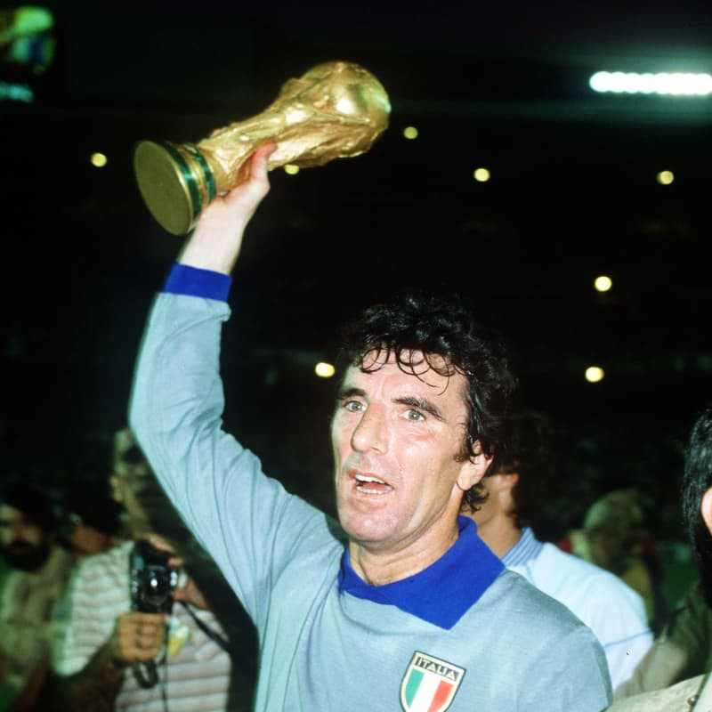 Dino Zoff vô địch World Cup vào năm ông 40 tuổi khi đang là đội trưởng đội tuyển Ý tại World Cup 1982 tổ chức tại Tây Ban Nha