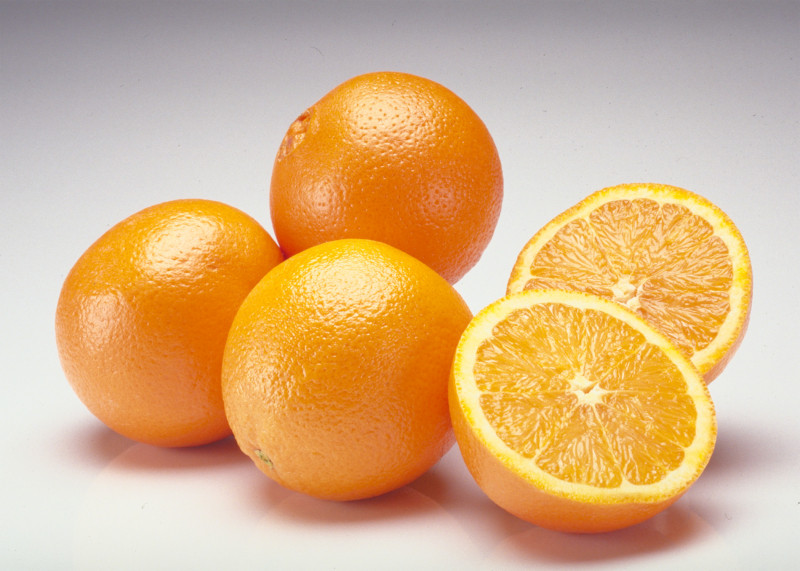 Hãy bổ sung nước cam hoặc ăn múi cam mỗi ngày
