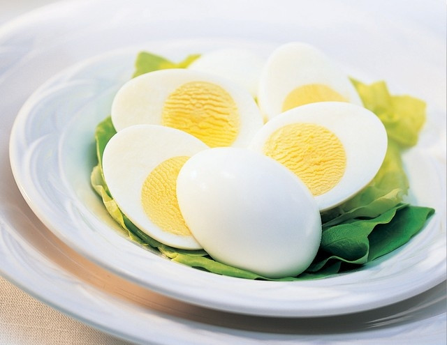 Sử dụng trứng luộc như một bữa ăn dặm nhẹ trước khi đi ngủ để bổ sung protein.