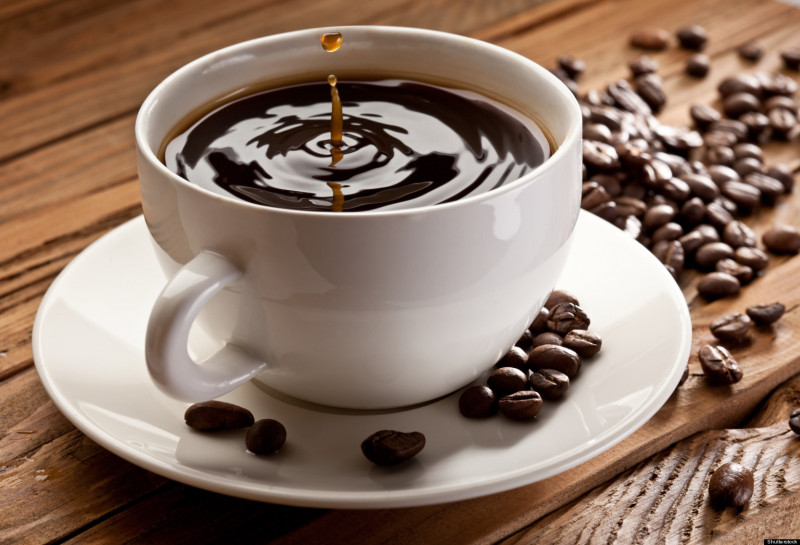 Caffeine dẫn đến huyết áp cao và có thể gây lo lắng, mất nước và phá vỡ chu trình ngủ của bạn