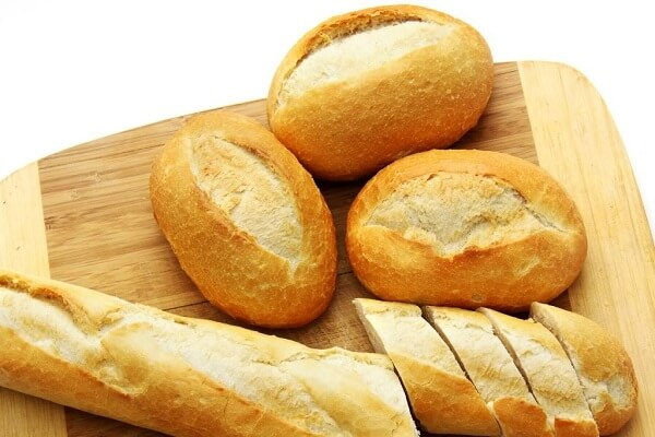 Nên bảo quản bánh mì bằng túi có lỗ thoát khí