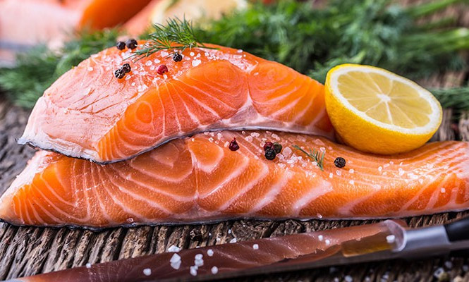 Cá hồi có nhiều axit béo omega-3 và ít lipid.