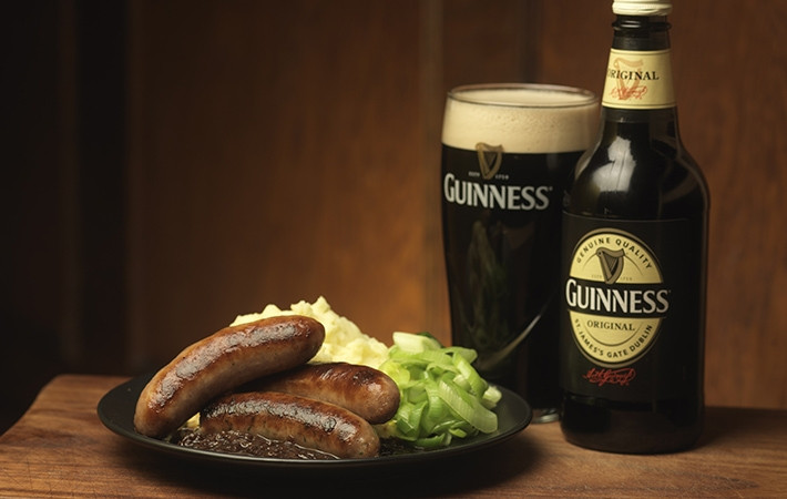 Thực khách chỉ cần dùng một cốc bia Guinness sẽ khó lòng quên được hương vị cháy từ lúa mạch rang.