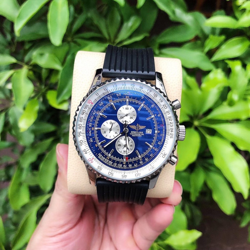 Breitling không chỉ tích hợp tính năng hữu ích. Còn mang đến thú vui trải nghiệm, muốn thử công việc của những người làm việc trên không hay trong môi trường quân đội. ﻿