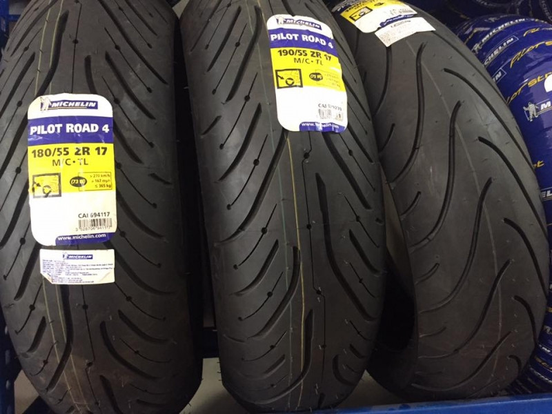 Lốp xe máy Michelin.