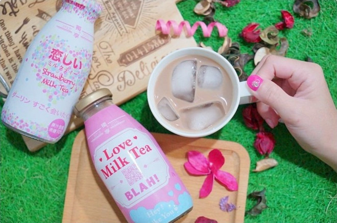Trà sữa chai thủy tinh Love Milk Tea với vẻ ngoài bắt mắt hứa hẹn trở thành đạo cụ dễ thương cho những bức hình “sống ảo” của giới trẻ.