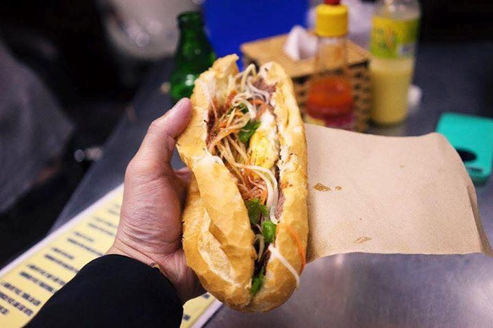 Một ổ bánh mì với nhân đầy đặn