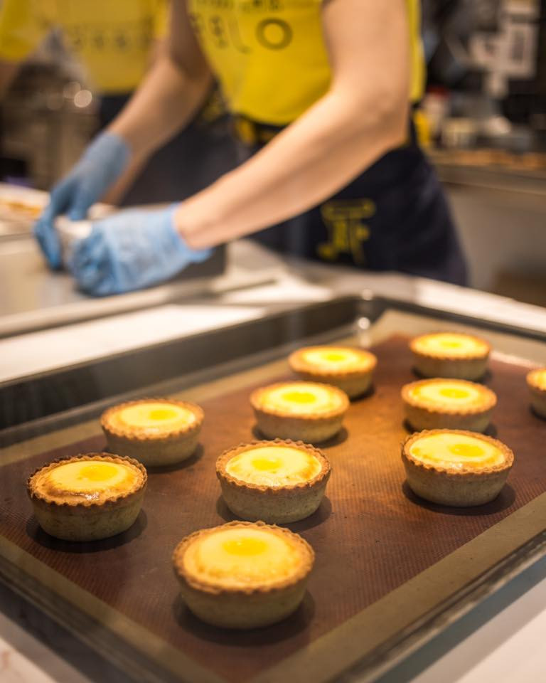 Tại các cửa hàng của PABLO Cheese Tart, bạn không chỉ được thưởng thức mà còn có cơ hội chiêm ngưỡng tận mắt quy trình làm nên những chiếc bánh phô mai vàng ươm trong căn bếp bánh mở.