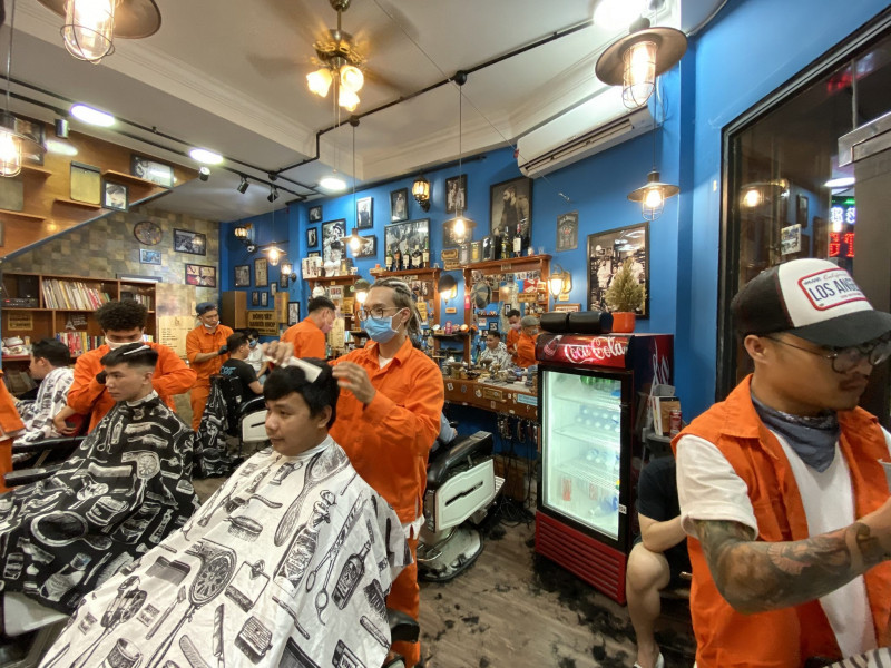Đông Tây Barbershop