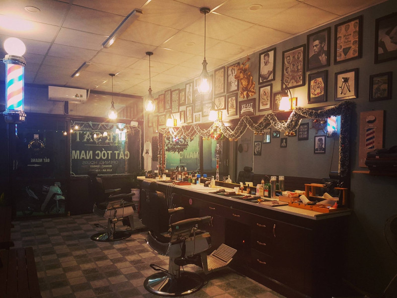 Kesat Barder shop là một trong những không gian cắt tóc dành cho phái nam vô cùng chất và mang đậm phong cách nghệ thuật