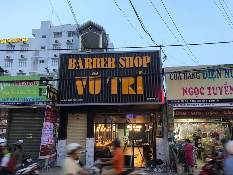 Tiệm Barber Shop Vũ Trí không chỉ chăm chút về tay nghề mà cách bài trí salon cũng cực ngầu và rộng rãi