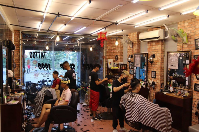 Không gian của Barber shop 1990 khá thoáng mát và thoải mái, decor theo phong cách Châu Âu hiện đại và sang trọng