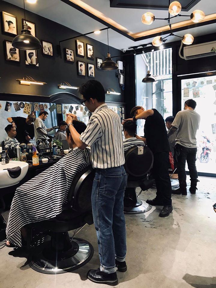 Woodland & Shave Barbershop sở hữu không gian thoáng mát, lịch sự và cũng là salon tóc khá là chuyên nghiệp từ tạo kiểu tóc cho đến tư vấn và phục vụ khách hàng