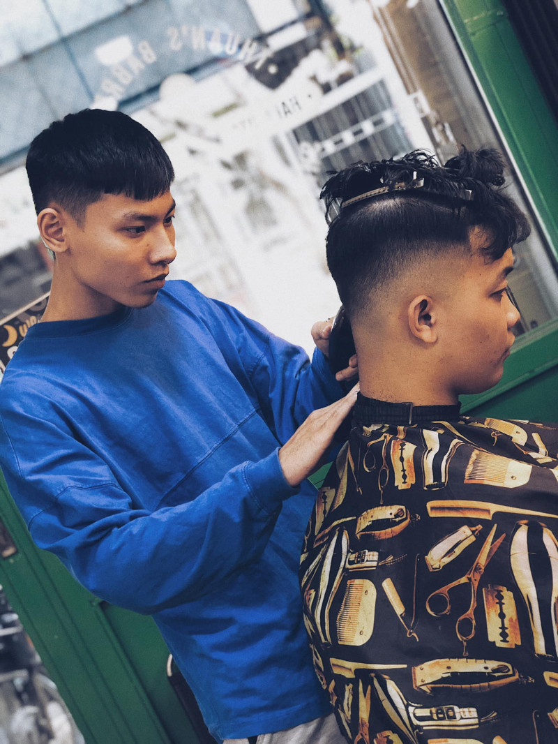 Tiệm cắt tóc nam đẹp chắc chắn sẽ làm bạn đẹp hơn sau khi cắt tóc. Hãy xem qua hình ảnh này để tìm kiếm một tiệm tóc nam với thiết kế độc đáo và phù hợp với gu thẩm mỹ của bạn.