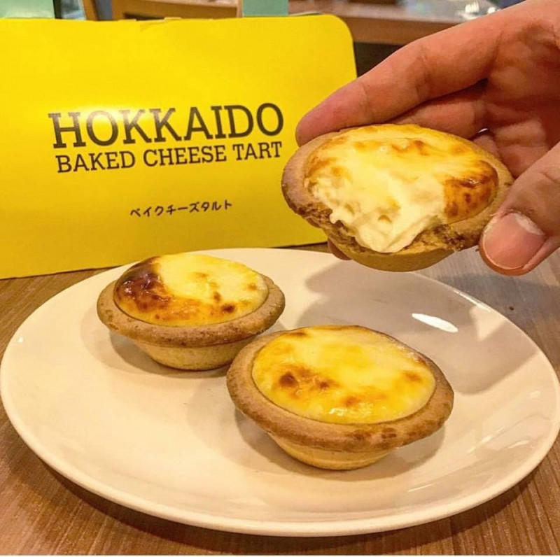 Nói đến cheese tart thì phải nói đến Hokkaido - 1 thương hiệu bánh rất nổi tiếng đến từ Hokkaido, Nhật Bản.