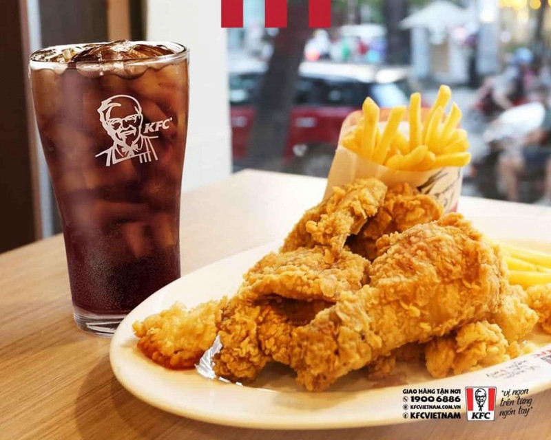 Gà rán tại KFC được tẩm ướp và chế biến bởi đội ngũ đầu bếp chuyên nghiệp, với công thức truyền thống của thương hiệu, tạo nên những hương vị thơm ngon, khác biệt